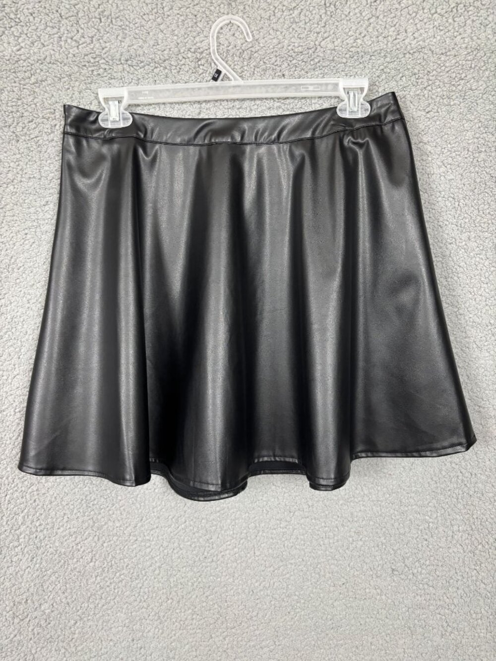 Cupshe  Women's Black Faux Leather Flare Pleated Mini Skirt Size XL NWT's.